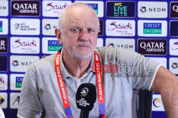 Pelatih timnas Australia, Graham Arnold, saat menghadiri sesi jumpa pers di Media Center Stadion Utama Gelora Bung Karno, Senayan, Jakarta, Selasa (10/9/2024).