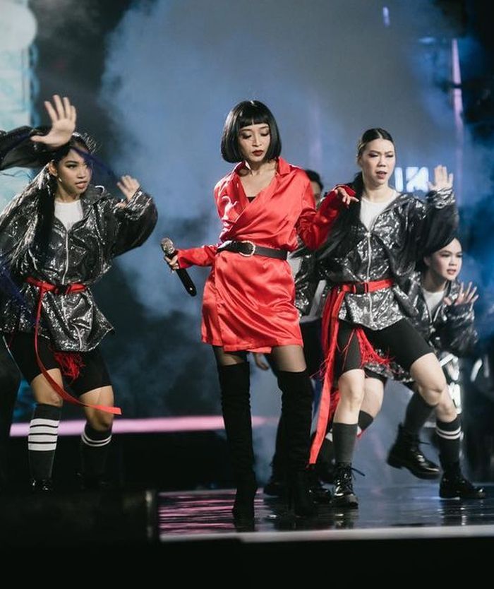 Potret penampilan Rinni Wulandari saat manggung.