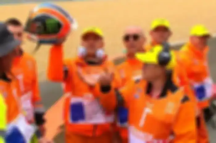 Alex Rins berikan helm sebagai penghormatan kepada marshall di MotoGP Prancis 2019