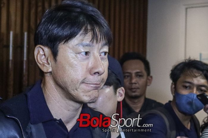 Pelatih timnas Indonesia, Shin Tae-yong, sedang memberikan keterangan kepada awak media di Le Meridien, Senayan, Jakarta, Selasa (19/12/2023).