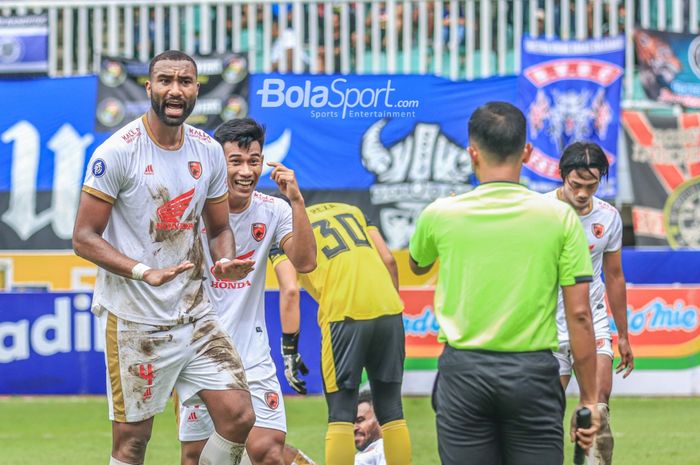 Dua pemain PSM Makassar, Yuran Fernandes (kiri) dan Agung Mannan (kanan), sempat memberikan protes ke wasit dalam laga pekan ke-24 Liga 1 2022 di Stadion Pakansari, Bogor, Jawa Barat, Selasa (14/2/2023).