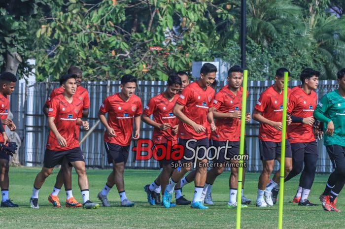 Suasana latihan timnas U-24 Indonesia di Lapangan A, Senayan,  Jumat (15/9/2023).