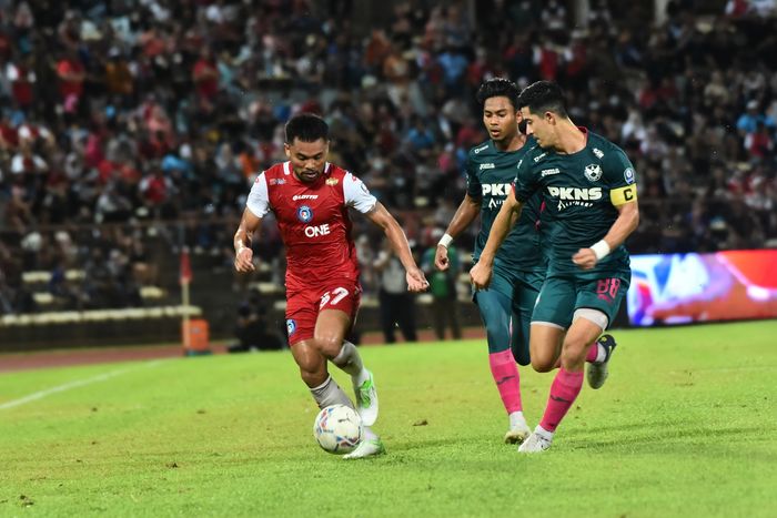 Winger timnas Indonesia, Saddil Ramdani, mendapat kawalan dari dua pemain Selangor FA ketika membela timnya Sabah FC di Piala FA Malaysia 2022.