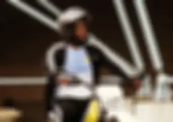 Uwow.. Michael Essien Terciduk Bawa Motor Trail Legendaris Indonesia, Motor Siapa Nih?