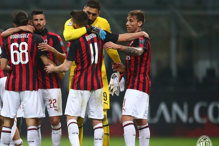 Para pemain AC Milan merayakan kemenangan atas Empoli dalam laga Liga Italia di Stadion San Siro, Jumat (22/2/2019).