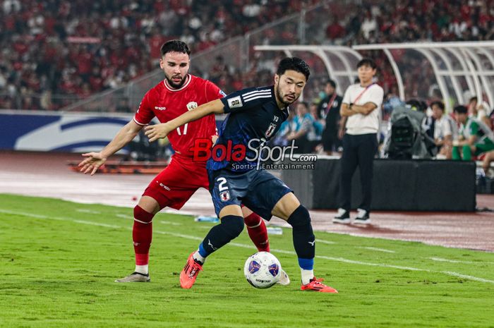 Yukinari Sugawara (kanan) sedang menguasai bola dan dibayangi Calvin Verdonk (kiri) dalam laga babak penyisihan grup C Kualifikasi Piala Dunia 2026 zona Asia antara timnas Indonesia versus timnas Jepang di Stadion Utama Gelora Bung Karno, Senayan, Jakarta, Jumat (15/11/2024).