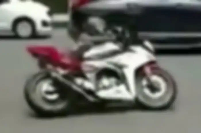 Honda CBR150R cornering di Monas