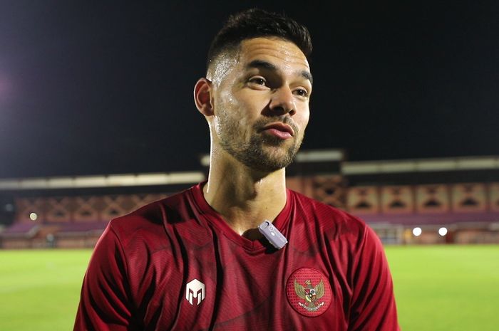 Bek Timnas Indonesia, Sandy Walsh dalam sesi latihan di Lapangan THOR, Surabaya pada Senin (5/6/2023).