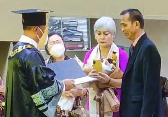 'Sangat sedih', Samuel Hutabarat Wakilkan Brigadir Yosua di Hari Wisuda, Teringat Pada Perjuangan Sebagai Orang Tua hingga Kesedihan Mendalam Ditinggal sang Anak