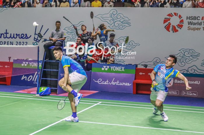 Pebulu tangkis ganda putra Indonesia, Pramudya Kusumawardana (kanan) bertanding di tengah situasi cedera lutut yang dialami rekannya, Yeremia Erich Yoche Yacob Rambitan (kiri),  pada perempat final Indonesia Open 2022 di Istora Gelora Bung Karno, Senayan, Jakarta, 17 Juni 2022.