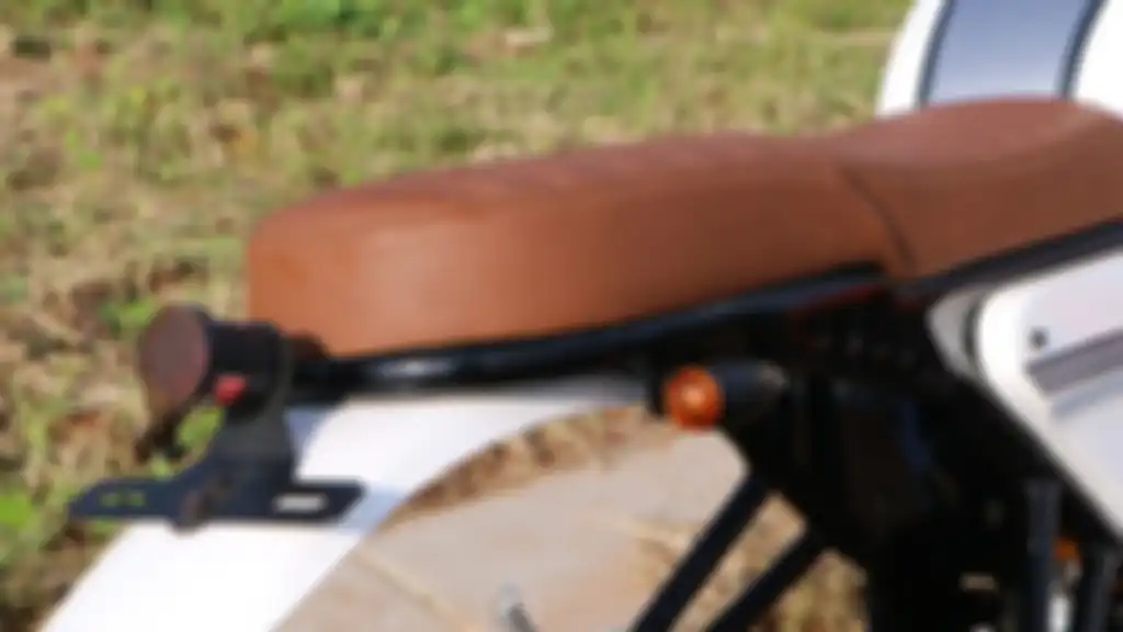 Rangka sudah diubah menjadi datar layaknya motor custom. Jok pakai MB Tech custom dan stoplamp LED.