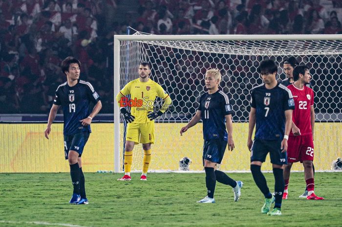 Kiper timnas Indonesia, Maarten Paes (tengah), saat bertanding dalam laga babak penyisihan grup C Kualifikasi Piala Dunia 2026 zona Asia melawan timnas Jepang di Stadion Utama Gelora Bung Karno, Senayan, Jakarta, Jumat (15/11/2024).