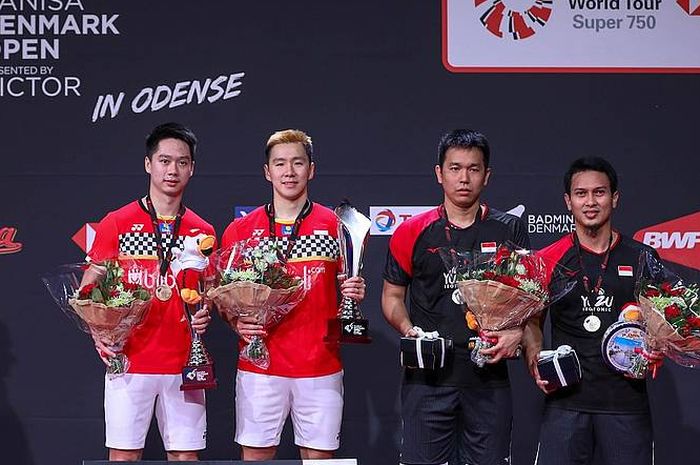 Dua pasangan ganda putra Indonesia, Marcus Fernaldi Gideon/Kevin Sanjaya Sukamuljo (jersey merah) dan Mohammad Ahsan/Hendra Setiawan, berpose di podium kampiun Denmark Open 2019.