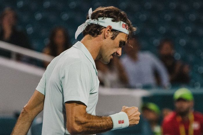 Ekspresi Roger Federer saat tampil pada partai semifinal Miami Open 2019 yang digelar pada Jumat (29/3/2019) malam waktu Amerika Serikat.