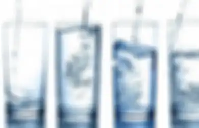 8 Kerugian Ini Akan Kita Rasakan Kalau Minum Air Putih Sebelum Tidur!