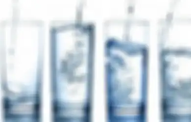 8 Kerugian Ini Akan Kita Rasakan Kalau Minum Air Putih Sebelum Tidur!
