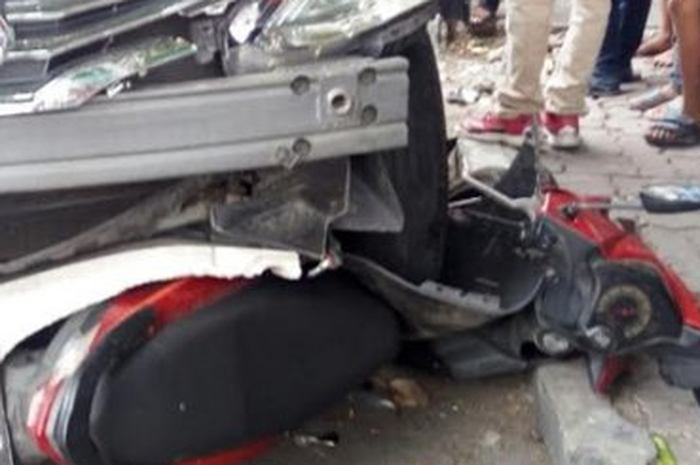 Kecelakaan Nisan Grand Livina seruduk 7 motor parkir, terjadi saat pengemudinya yang sedang hamil pa