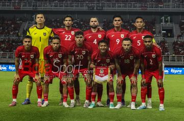Skuad Timnas Indonesia berfoto bersama di Stadion Gelora Bung Tomo, Surabaya, Jawa Timur, Jumat (5/9/2025), sebelum menghadapi Taiwan.