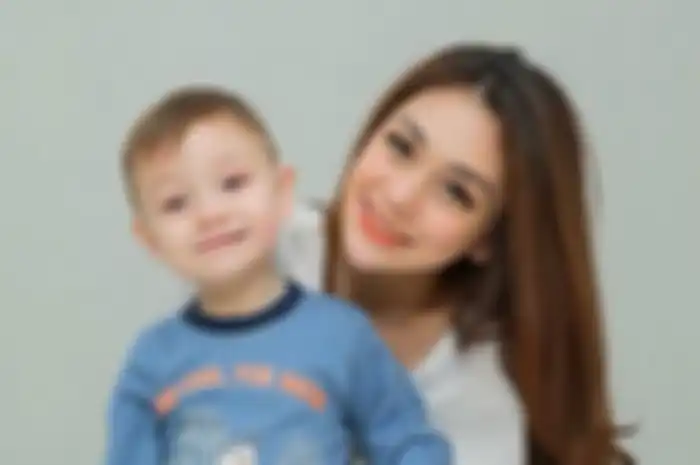 Celine Evangelista dan sang anak