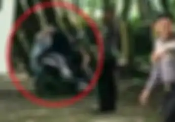 Eksperesi Polisi Ini Bikin Ngakak Saat Menciduk Pasangan Mesra Di Atas Motor