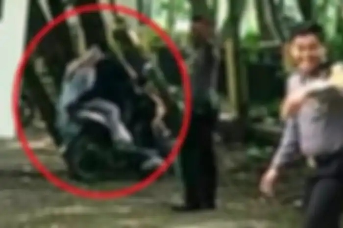 Polisi pergoki pasangan mesra di atas motor