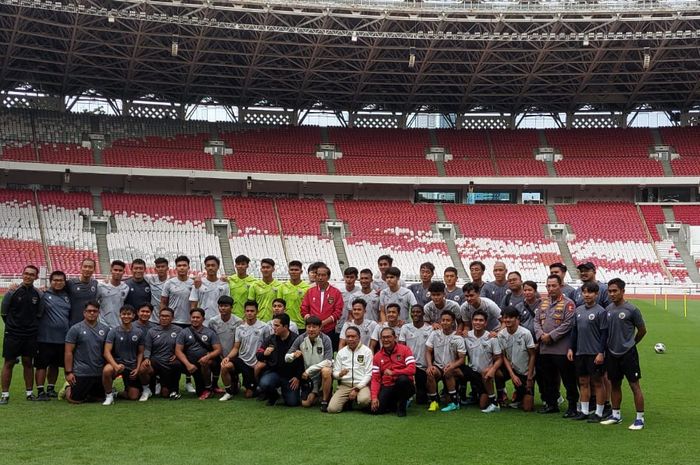 Presiden RI Joko Widodo alias Jokowi datang temui para pemain timnas U-20 Indonesia di Stadion Utama Gelora Bung Karno (SUGBK), Senayan, Jakarta Pusat, Sabtu (1/4/2023).