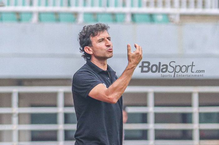 Pelatih Persib Bandung, Luis Milla, sedang memberikan intruksi kepada para pemainnya bertanding dalam laga uji coba di Stadion Pakansari, Bogor, Jawa Barat, 27 November 2022.