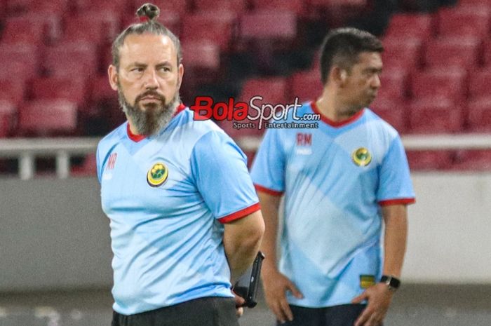 Pelatih timnas Brunei Darussalam, Mario Rivera (kiri), sedang memantau para pemainnya berlatih di Stadion Utama Gelora Bung Karno, Senayan, Jakarta, Rabu (11/10/2023).