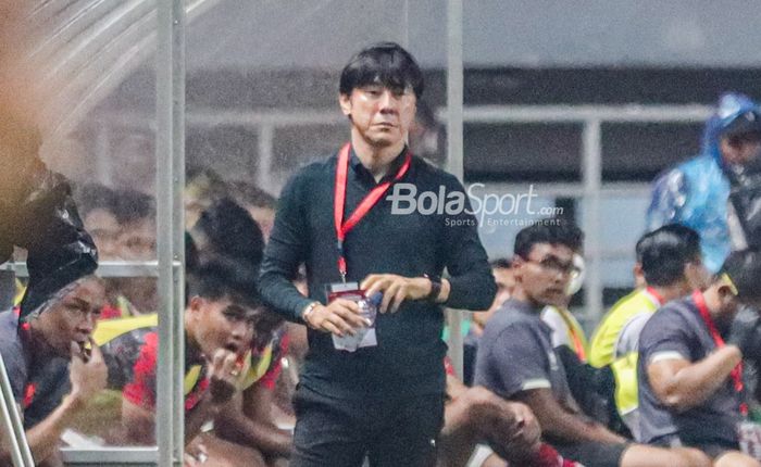 Pelatih timnas Indonesia, Shin Tae-yong, nampak sedang memantau para pemainnya saat bertanding di Stadion Pakansari, Bogor, Jawa Barat, 27 September 2022.