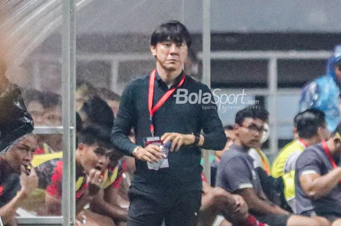 Pelatih timnas Indonesia, Shin Tae-yong, nampak sedang memantau para pemainnya saat bertanding di Stadion Pakansari, Bogor, Jawa Barat, 27 September 2022.