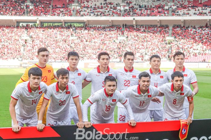 Skuat timnas Vietnam (skuad timnas Vietnam)  sedang berfoto bersama jelang berlaga pada leg pertama semifinal Piala AFF 2022 di Stadion Gelora Bung Karno, Senayan, Jakarta, 6 Desember 2023.