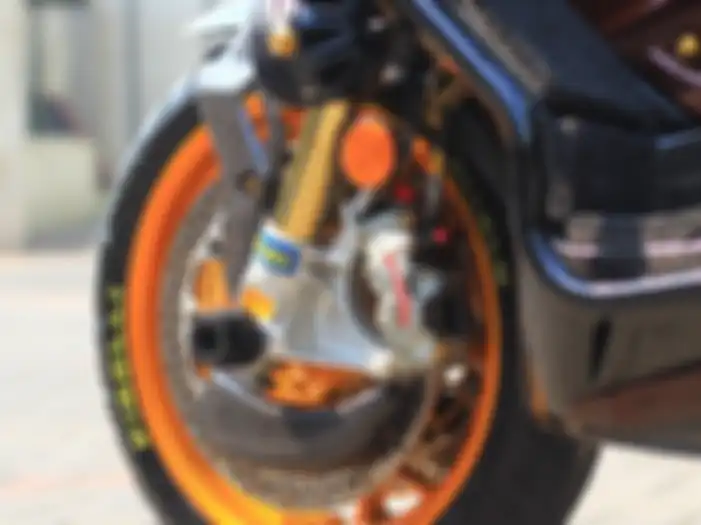 Kaliper Brembo GP4RS menempel di upside down Ohlins, ada air scoop ala MotoGP juga