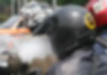 Bahaya! Bawa Motor Sambil Merokok, Bikin Celaka Orang Lain