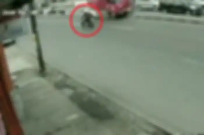 Truk tangki terguling dan nyaris menimpa pemotor di Bandung.