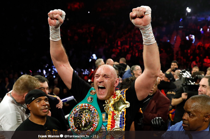 Petinju kelas berat, Tyson Fury, saat merayakan kemenangannya melawan Deontay Wilder dalam laga ulang di MGM Grand Arena, Las Vegas, Nevada, AS, Minggu (23/2/2020). 