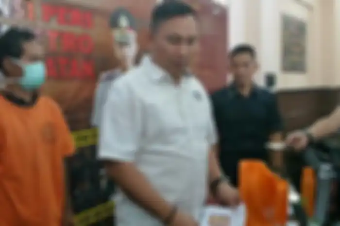 Kasat Reskrim Polres Metro Jakarta Selatan, AKBP Stefanus Tamuntuan,  merilis kasus oli palsu.