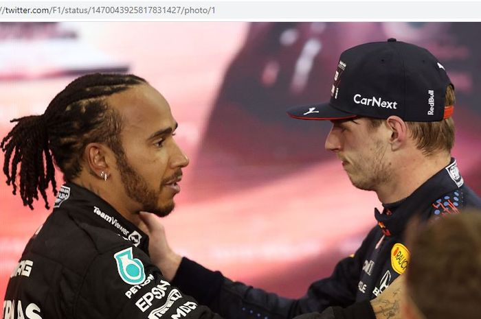 Pembalap Mercedes, Lewis Hamilton (kiri) memberikan selamat kepada Max Verstappen (Red Bull Racing) setelah balapan F1 GP Abu Dhabi 2021 di Sirkuit Yas Marina, UEA, Minggu (12/12/2021). 