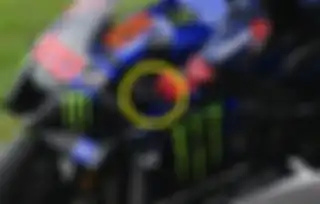 Rem belakang skuter matik dipasang di motor MotoGP Yamaha YZR-M1 Fabio Quartararo terdapat dua tuas, tuas besar kopling dan tuas kecil rem belakang