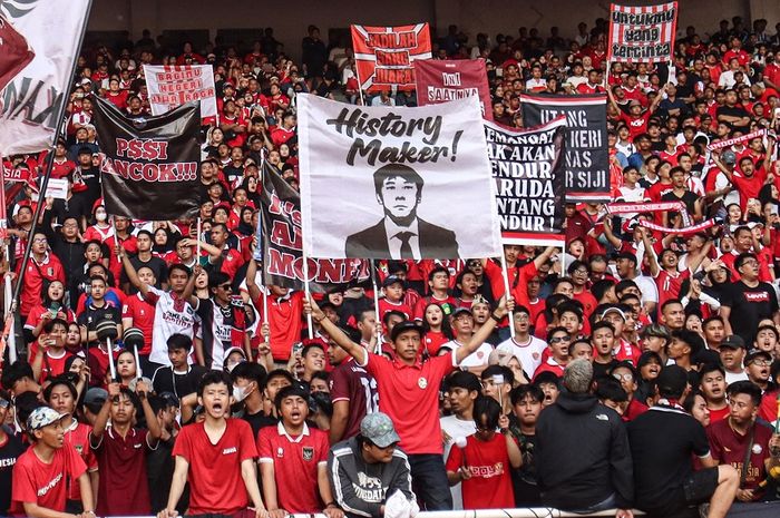 Ekspresi suporter Timnas Indonesia dalam laga Kualifikasi Piala Dunia 2026 melawan Filipina, Selasa (11/6/2024) di Stadion Utama Gelora Bung Karno, Senayan, Jakarta. 