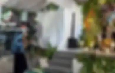 Sepasang Bule Menikah dengan Adat Jawa Viral di TikTok, Prosesi Gunakan Bahasa Inggris Sukses Banjir Komentar Netizen