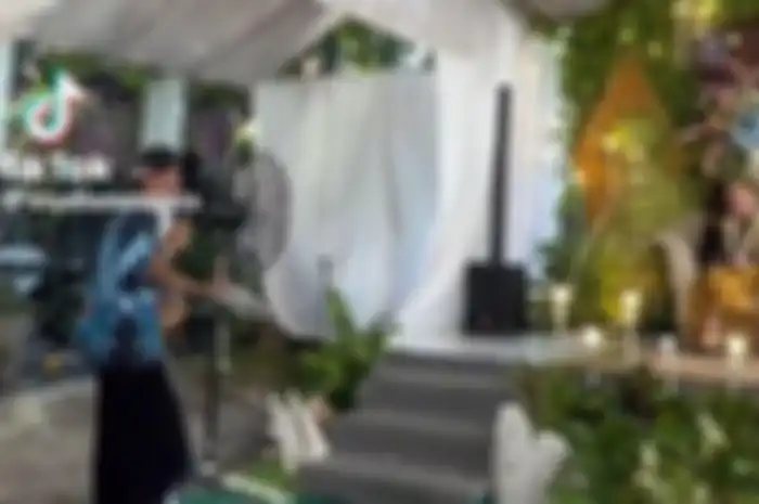 Pengantin bule menikah dengan adat Jawa, videonya viral di TikTok.