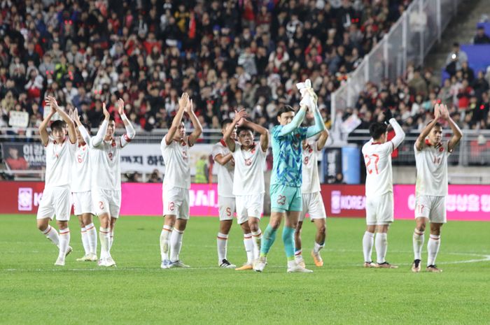 Skuad Timnas Vietnam menyapa para pendukung di stadion usai kalah 0-6 menghadapi Korea Selatan di laga FIFA Matchday Oktober 2023. 