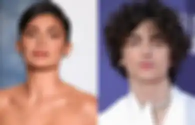 Kylie Jenner dan Timothee Chalamet Santai Gandengan Saat Paris Fashion Week 2023