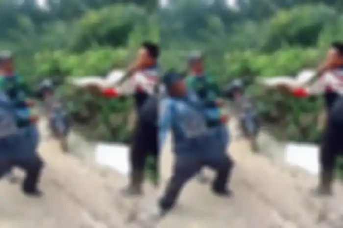Pemotor dibikin geleng-geleng, seorang pemancing pamer hasil tangkapan ikan toman jumbo dengan cara enggak biasa.