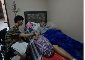 Pajang Foto Duduk di Kursi Roda Pegangi Tangan Sang Ibu yang Terbaring Lemah, Nino Elkasih Sebut Hatinya Remuk Ditinggal Pergi Ibunda: Pulanglah dengan Tenang Ma, Aku Sudah Ada yang Urus