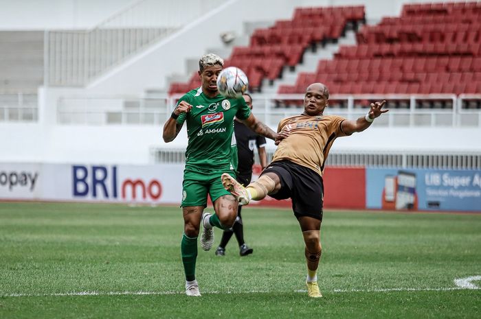 Suasana laga PSS Sleman melawan Bhayangkara FC pada pekan ke-12 Liga 1 2022/2023.