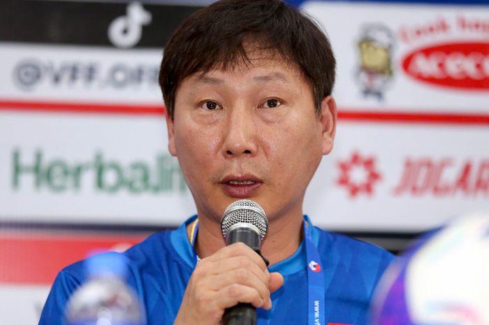 Pelatih Timnas Vietnam Kim Sang-sik saat konferensi pers menjelang pertandingan persahabatan kontra Kamboja di FIFA Matchday Maret 2025.