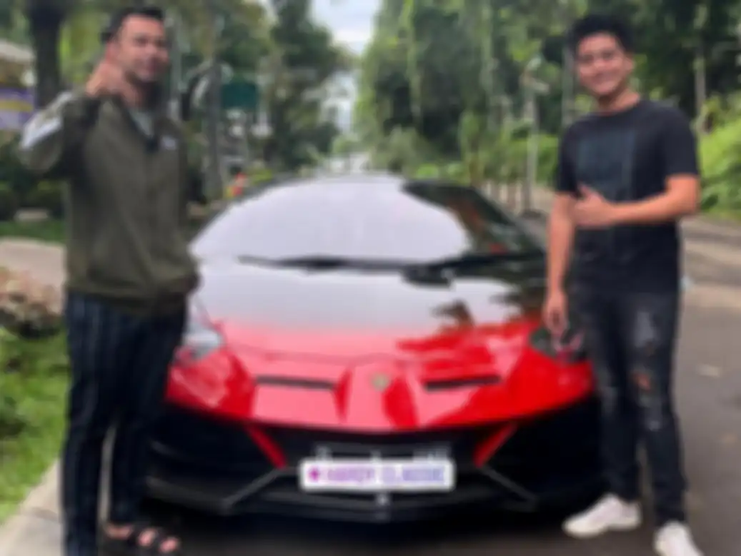 Raffi Ahmad dan Hardy berpose di depan Lamborghini Aventador yang pernah terbakar dua tahun lalu.