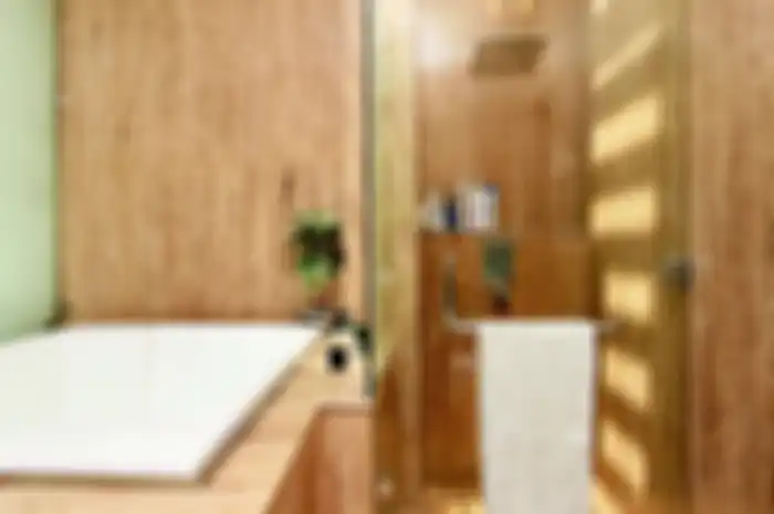Skylight di kamar mandi memasukkan cahaya pengusir lembap.