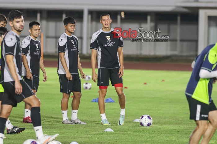 Jay Idzes (kanan) dan sejumlah pemain timnas Indonesia sedang mengikuti latihan di Stadion Madya, Senayan, Jakarta, Minggu (8/9/2024) malam.